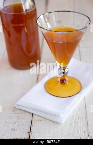 Kombucha fermentato bevanda sana con zenzero grezzo e limone in Bottiglie  di vetro. Tè pronto per bere Foto stock - Alamy