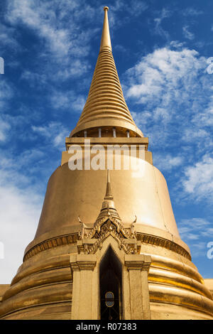 Golden Chedi di Wat Phra Kaew, Bangkok, Thailandia. Foto Stock
