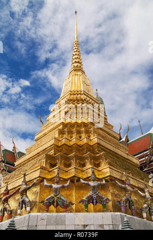 Northern Golden Chedi di Wat Phra Kaew, Bangkok, Thailandia. Foto Stock