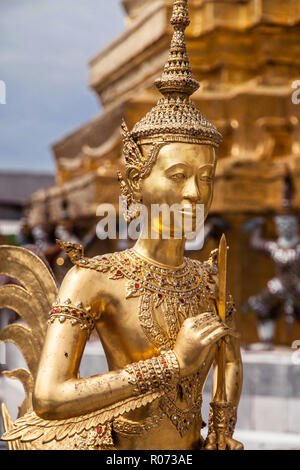 Statua di un Kinnara, una mitica creatura con la parte superiore del corpo di una giovane donna e la parte inferiore del corpo di un uccello, in Wat Phra Kaew, Bangkok, Thailandia. Foto Stock