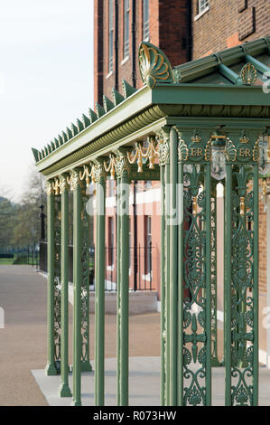 Letti in ferro battuto con baldacchino ingresso aggiunto al Kensington Palace per celebrare la Regina Elisabetta II Diamante del Giubileo Foto Stock