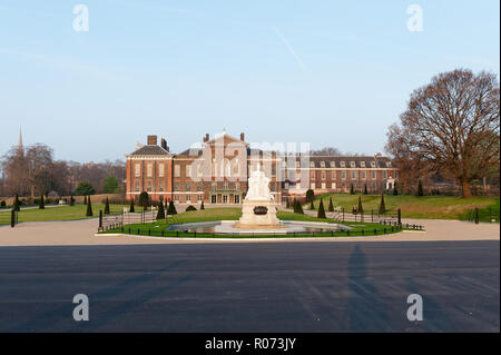 Statua della regina Victoria nei giardini di Kensington Palace, London, Regno Unito Foto Stock