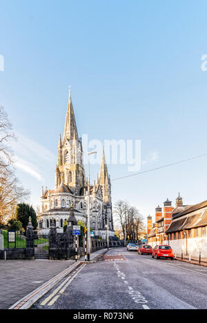 La città di Cork con Cattedrale di Saint Fin Barre un cielo blu giorno Foto Stock