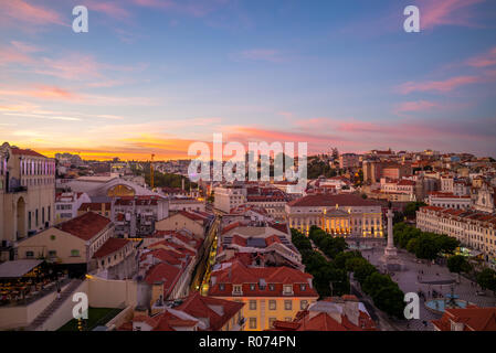 Skyline di Lisbona al tramonto in Portogallo Foto Stock