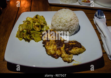 Tipico piatto indonesiano AYAM TALIWANG in Lombok (=pollo grigliato) Foto Stock