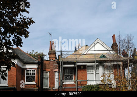 Un costruttore di lavorare su un tetto a Muswell Hill, Londra Foto Stock