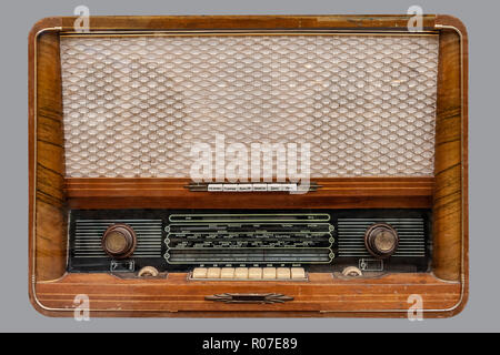 VINTAGE TUBO RUSSO RADIO. Vecchio tubo russo radio da tavolo in cassa di legno, isolata su uno sfondo grigio con percorso di clipping. Foto Stock