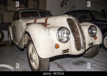Il Museo dell'Automobile, Belgrado, Serbia, Agosto 2018 - Vintage BMW, modello 327-328 (1938) dall'eccezionale collezione di Bratislav Petkovic Foto Stock
