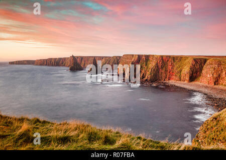 Sunrise a pile di Duncansby, Duncansby Head, Caithness in Scozia, Regno Unito Foto Stock