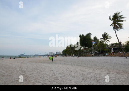 HUA HIN, Tailandia - 25 febbraio 2017- vista panoramica della spiaggia Foto Stock