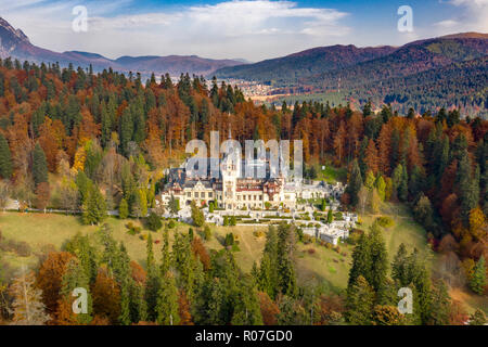 Veduta aerea del castello di Peles in Sinaia, Romania Foto Stock