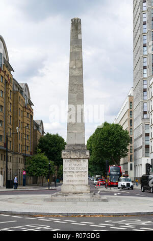 St George's Circus obelisco monumento sulla rotonda dove Blackfriars Road termina, London, Regno Unito Foto Stock