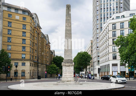 St George's Circus obelisco monumento sulla rotonda dove Blackfriars Road termina, London, Regno Unito Foto Stock