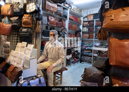 Ritratto di un mercante di fronte al suo negozio nel quartiere cristiano della città vecchia di Gerusalemme, Israele. Foto Stock