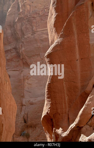 PETRA. Un modello di luce e ombra sulle rocce rosse di Petra in Giordania. Foto Stock