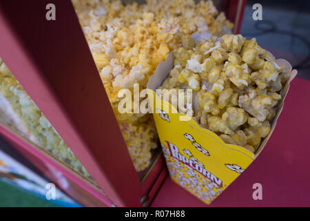 Deliziosi popcorn all'interno della scatola con testo pop corn Foto Stock