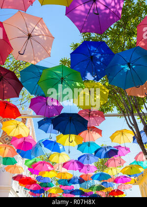 HUA HIN, Tailandia - 25 febbraio 2017- tanti ombrelloni colorati g Foto Stock