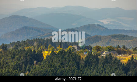 Vista aerea, stazione di montagna Kahler Asten, Tedesco servizio meteo, Kahler Asten mountain hotel e ristoranti, Lenneplätze, Winterberg, Sauerland, N Foto Stock