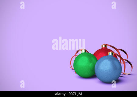 Tre palla di Natale ornamnets sono su uno sfondo colorato con un sacco di spazio di copia per il tuo Natale titolo del messaggio. Il rendering 3D. Foto Stock