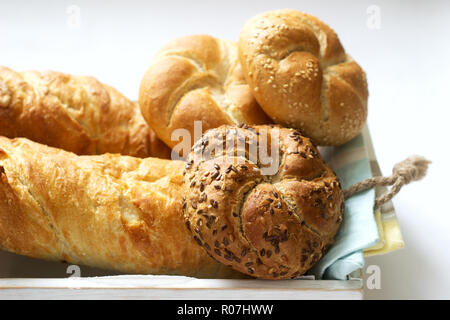 Kaiser farine di frumento e di segala panini con semi, mini-baguette con prosciutto e formaggio, pane fresco. Foto Stock