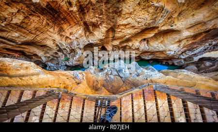 La passerella, imperniato lungo le ripide pareti in Malaga Foto Stock