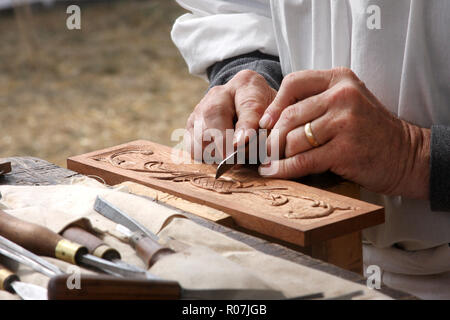 Scultura artigianale un pezzo di legno. Dimostrazione al Frontier Culture Museum, VA, USA. Foto Stock