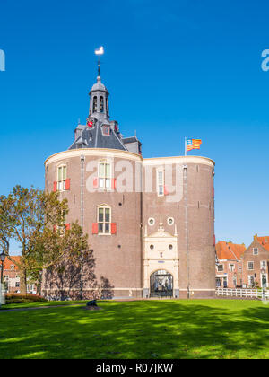 Drommedaris south city gate nel porto di Enkhuizen, North Holland, Paesi Bassi Foto Stock