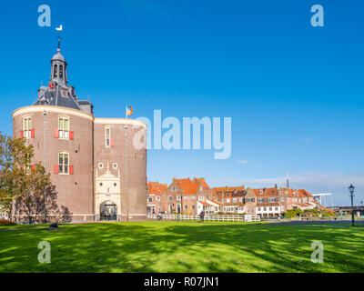 Drommedaris south city gate nel porto di Enkhuizen, North Holland, Paesi Bassi Foto Stock