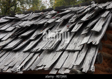 Primo piano di vecchie piastrelle di legno di tetto tradizionale casa al Frontier Culture Museum, VA, USA Foto Stock