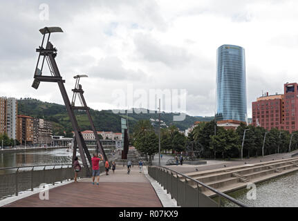 Bilbao centro cittadino con il fiume Nervion e boardwalk area, Paesi Baschi, Spagna. Foto Stock