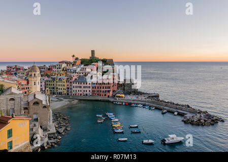 Bel tramonto su Vernazza, Cinque Terre park, Liguria, Italia Foto Stock