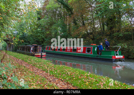 Narrowboats sulla Oxford Canal (Nord) a Stretton Stop, vicino Brinklow, Warwickshire, Inghilterra, Regno Unito Foto Stock