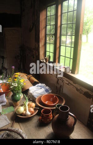 Tavolo da cucina dalla finestra nel 1700s. Mostra al Museo di frontiera in Staunton, VA. Foto Stock