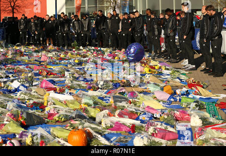 Il Leicester City giocatori e staff si riuniscono per esaminare i tributi a Leicester City Football Club. Foto Stock