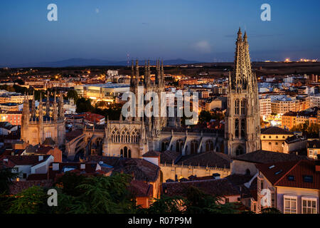 Time-mescolate tramonto/notte vista sopra la città e la Cattedrale di Burgos in Spagna Foto Stock