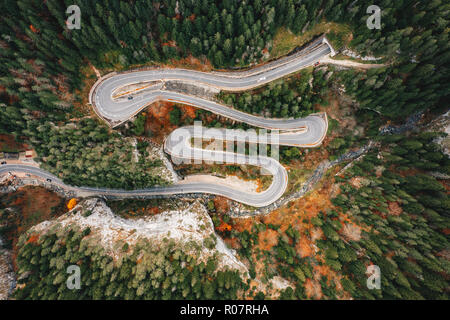 Curva della strada forestale in Bicaz Gorge, Transilvania Foto Stock