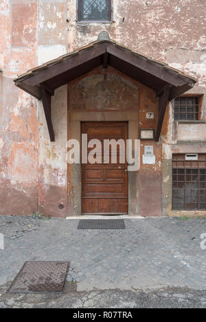 Il vecchio stile italiano di porta, porta della chiesa. La vecchia tettoia sopra la porta. Foto Stock