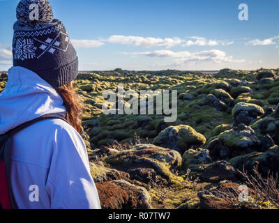 Ragazza turistica guardando i campi di lava in Skaftareldahraun, Islanda Foto Stock