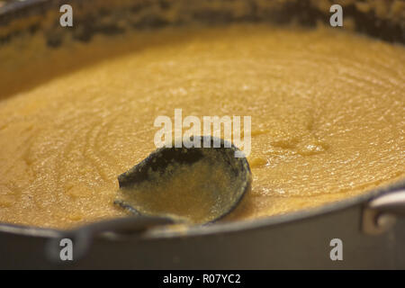 Recipiente di cottura della polenta che dura diverse ore. Foto Stock