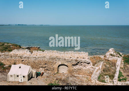 Bilhorod-Dnistrovskyi, Ucraina. Tenda di archeologi in territorio di Rocca Akkerman. Vecchia Fortezza è un monumento del XIII-XV secolo. È uno dei Foto Stock