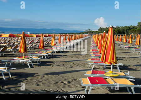 L'Europa, Italia, Calabria, Cosenza, Villapiana Lido, la spiaggia attrezzata con ombrelloni e sdraio Foto Stock