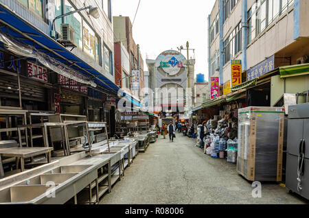 Banchi per la vendita di attrezzature per la cucina come lavelli e frigoriferi immediatamente al di fuori di Bupyeong Khangton Mercato Notturno in Busan, Corea del Sud. Foto Stock