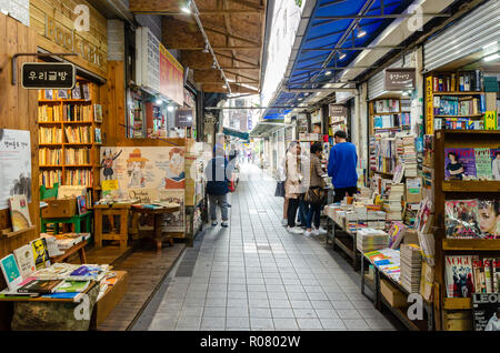 Libro Bosu-Dong vicolo in Busan, la Corea del Sud è piena di librerie vendono prevalentemente di seconda mano libri ed è diventato un luogo di attrazione turistica. Foto Stock