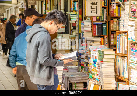 Libro Bosu-Dong vicolo in Busan, la Corea del Sud è piena di librerie vendono prevalentemente di seconda mano libri ed è diventato un luogo di attrazione turistica. Foto Stock