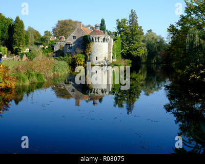 I colori autunnali e del sole su un vecchio castello in motivi di Scotney, East Sussex, Regno Unito Foto Stock