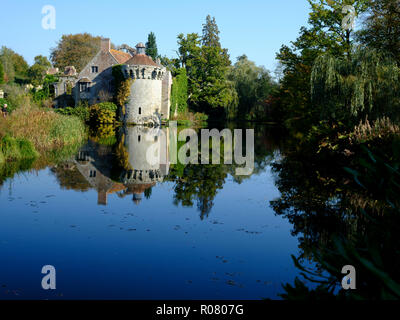 I colori autunnali e del sole su un vecchio castello in motivi di Scotney, East Sussex, Regno Unito Foto Stock