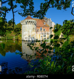 I colori autunnali e del sole su un vecchio castello in motivi di Scotney, East Sussex, Regno Unito Foto Stock