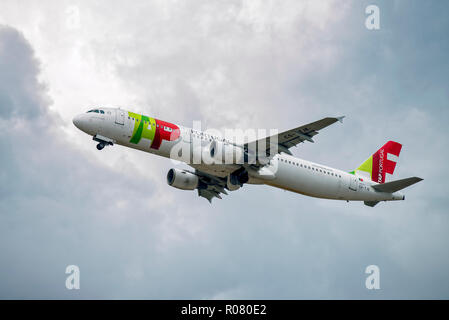 Airbus A321 (CS-TJE) aeromobile da TAP Air Portugal decollare contro le nuvole scure Foto Stock