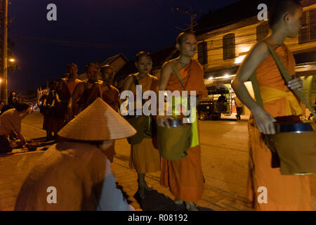 Alimentazione dei monaci. Il rituale è chiamato Tak Bat, Luang Prabang, Laos. Foto Stock