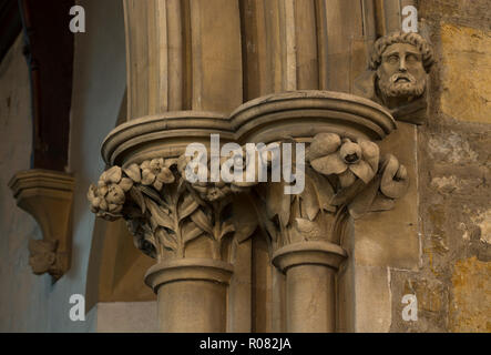 Capitelli scolpiti nella Basilica di San Pietro e la chiesa di San Paolo, Weedon, Northamptonshire, England, Regno Unito Foto Stock